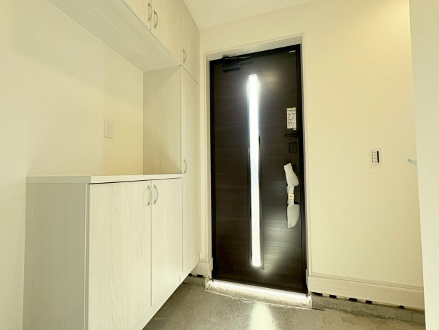 リーブルガーデン　岐阜市敷島町８丁目第２　全２区画分譲の玄関|大容量のシューズ収納付きで玄関周りもすっきり！玄関ドアからの光が玄関ホールを明るくしてくれます。