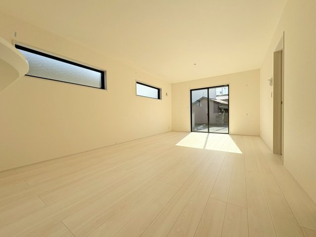 【商談中】リーブルガーデン　岐阜市敷島町８丁目第２　全２区画分譲の居間・リビング|明るい日差しをふんだんに取り込んだリビングダイニングは家族の笑顔につつまれた素敵な空間になります。
一建設の家は精度が高く丈夫な工法を採用し、「住宅トップランナー基準」に対応しています。