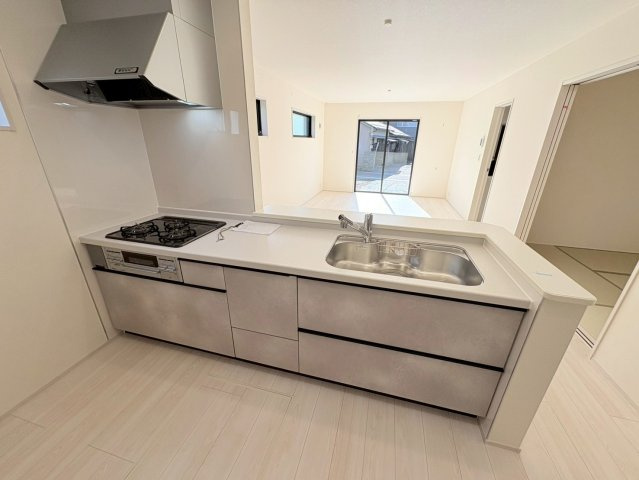 【商談中】リーブルガーデン　岐阜市敷島町８丁目第２　全２区画分譲のキッチン|機能的で手入れがしやすいシステムキッチンでお掃除も楽々。蛇口は浄水器内蔵型で節湯CI対応水栓です。　
人造大理石カウンターやキッチンパネルなど明るくきれいにお使いいただけます。