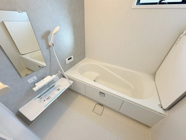 リーブルガーデン　岐阜市敷島町８丁目第２　全２区画分譲の浴室|明るく清潔感がある浴室。浴槽は環境にやさしい節水タイプ。浴槽内ステップで半身浴、親子入浴も安心です。
洗い場の床は乾きやすく滑りにくい快適仕様、水はけが良くカビの発生を軽減できます。
