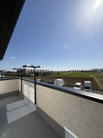 【バルコニー】 | 南向きバルコニーには、暖かな日差しが差し込み、洗濯物も気持ちよく乾かすことができますよ☆