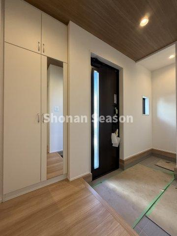 【玄関】 | ミラー付きのシューズボックスは、お出かけ前の身だしなみチェックにも活用できますね◎
シューズインクロークにはベビーカーなどの荷物もスッキリ収まります！