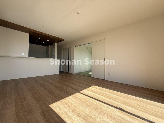 【居間・リビング】 | 広々したリビングには和室が隣接しています。
お子様の遊ぶスペースとしてもぴったりですね！