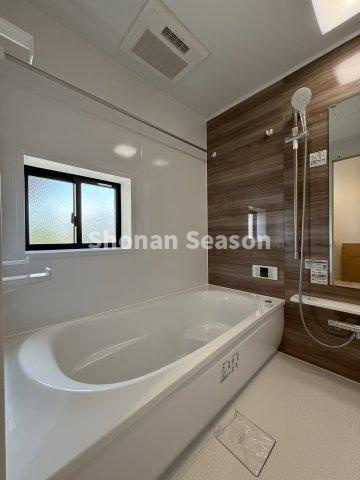 【浴室】 | 腰かけられるタイプの浴槽で、お年寄りや小さなお子様も安心して入浴できますね。