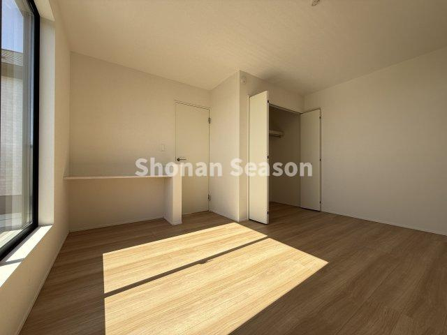 【洋室】 | 主寝室にはあると便利なカウンター付き☆
フローリングは、汚れをさっと拭くことができお手入れも簡単♪