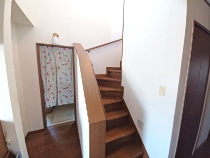 比企郡滑川町みなみ野 中古戸建の内装|階段