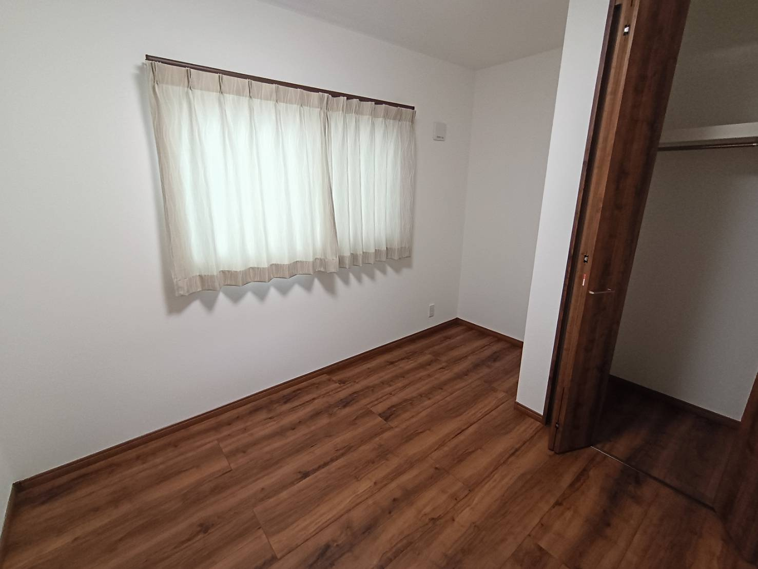 西条市喜多川　建売住宅　4号地の洋室