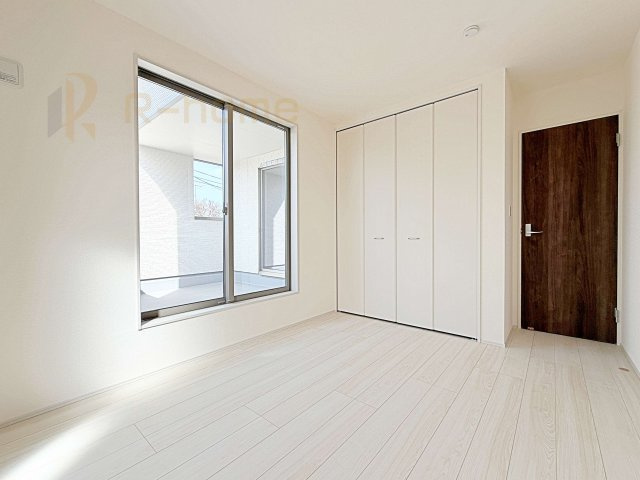 古河市鴻巣第6　新築戸建て　1号棟の洋室|どんな部屋家具も合わせやすいシンプルな洋室！
たっぷりの日差しと心地よい風が舞い込む住まい♪