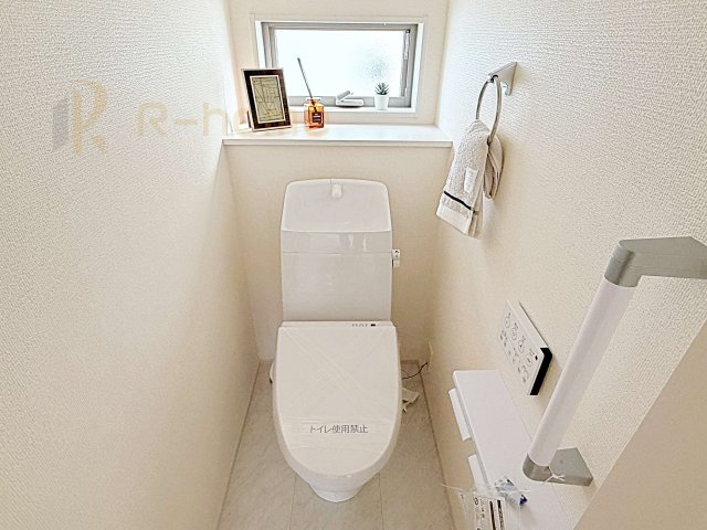 古河市鴻巣第6　新築戸建て　1号棟のトイレ|温水洗浄便座付きのトイレ。
トイレが２ヵ所設置で朝の忙しい時間でも安心です。