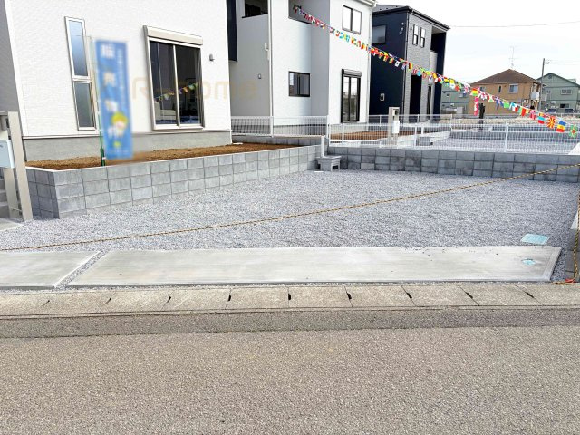 古河市鴻巣第6　新築戸建て　1号棟の駐車場|カースペースは3台完備。ゲスト用のスペースも確保できますね♪