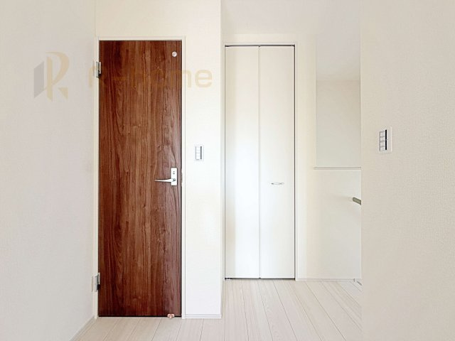 古河市鴻巣第6　新築戸建て　1号棟の収納|掃除用具などの収納に便利なホール収納！