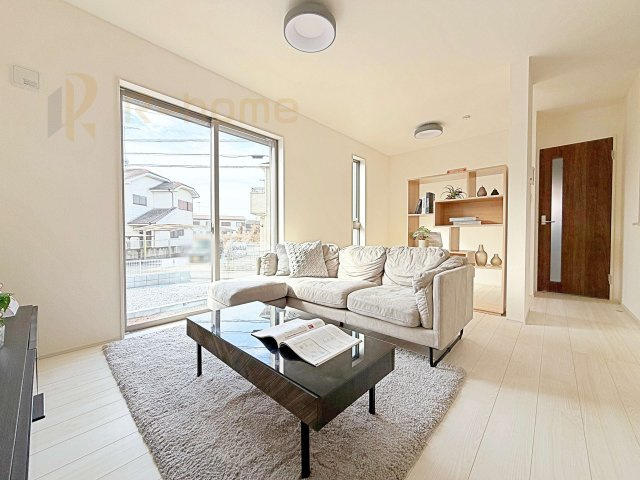 古河市鴻巣第6　新築戸建て　1号棟の居間・リビング|広くてとっても明るいLDK♪ストック品などの収納に便利なパントリー付き♪