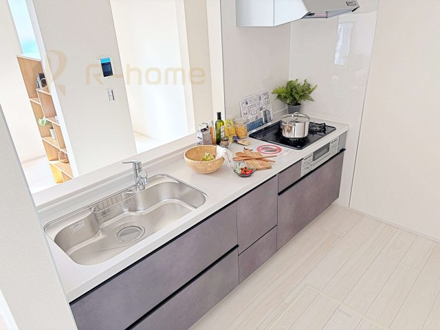 古河市鴻巣第6　新築戸建て　1号棟のキッチン|料理をしながら家族とコミュニケーションが取れる対面式システムキッチン。