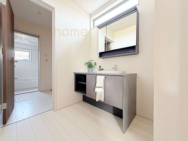 古河市鴻巣第6　新築戸建て　1号棟の洗面所|スタイリッシュでお洒落な洗面台！忙しい朝も家族みんなで身支度可能なゆとりのあるスペース。