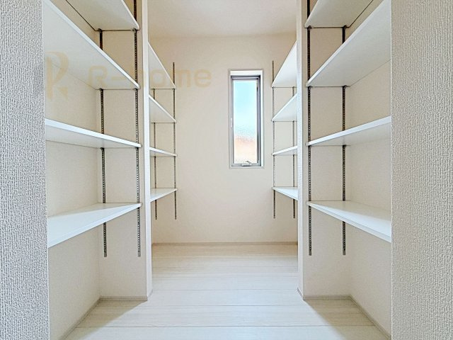 古河市鴻巣第6　新築戸建て　1号棟の収納|キッチンにはパントリーを設置！キッチン回りの整理整頓の悩みも解決♪