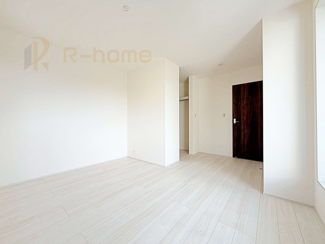 古河市鴻巣第6　新築戸建て　1号棟の洋室|収納便利なウォークインクローゼット付きの洋室♪
明るく風通しの良いお部屋です♪
