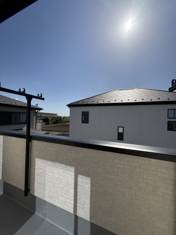 【バルコニー】 | 南向きバルコニーには、暖かな日差しが差し込み、洗濯物も気持ちよく乾かすことができますよ☆