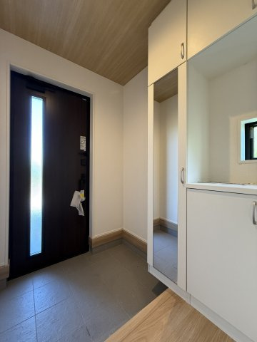 【玄関】 | ミラー付きのシューズボックスは、お出かけ前の身だしなみチェックにも活用できますね◎