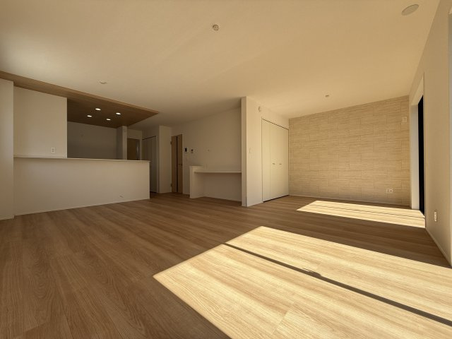 【居間・リビング】 | キッチンからはリビングを見渡すことができ、お料理中もご家族との会話が弾みます♪