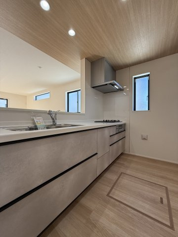 【キッチン】 | 同時調理可能な３口コンロでお料理も捗ります♪
床下収納は、防災用具などをしまうのに便利ですよ◎