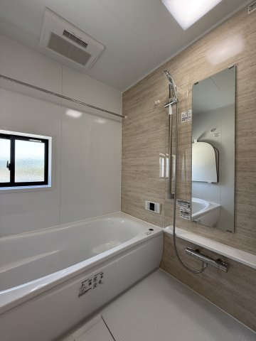 【浴室】 | 腰かけられるタイプの浴槽で、お年寄りや小さなお子様も安心して入浴できますね。