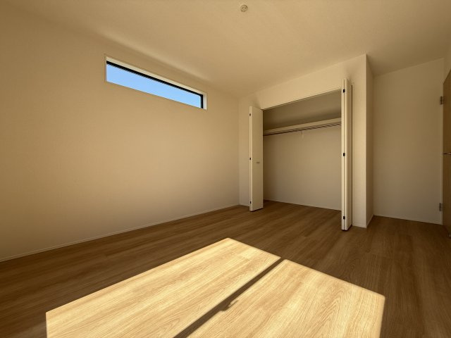 【洋室】 | 木の温もりを感じながら生活できる全室フローリング！
汚れもサッと拭き取れるのでお掃除の手間が省けそうですね♪