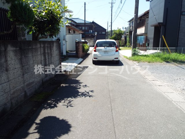 【前面道路含む現地写真】 | 北本市二ツ家　住宅用地 | 前面道路は幅員約4メートルの公道です。