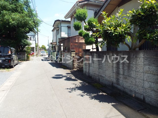 【前面道路含む現地写真】 | 北本市二ツ家　住宅用地 | 接道間口は約7.2メートル。