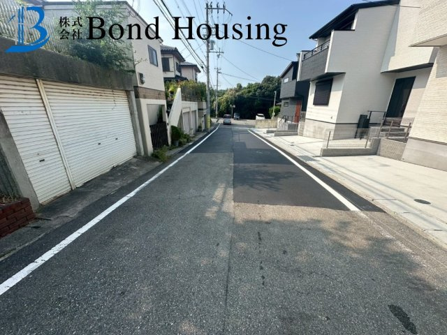 床暖房等設備充実　塩屋北町1丁目　新築2区画　2号地の前面道路含む現地写真