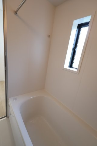 《仲介手数料無料》南区大字太田窪2917-5(2号棟)新築一戸建てクレイドルガーデンの浴室|撮影日 2025年8月24日 14:00 晴れ