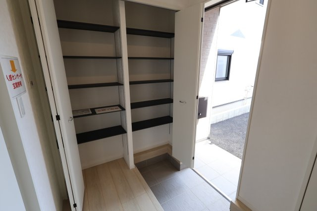 《仲介手数料無料》南区大字太田窪2917-5(2号棟)新築一戸建てクレイドルガーデンの玄関|撮影日 2025年8月24日 14:00 晴れ