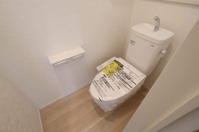 《仲介手数料無料》南区大字太田窪2917-5(2号棟)新築一戸建てクレイドルガーデンのトイレ|撮影日 2025年8月24日 14:00 晴れ