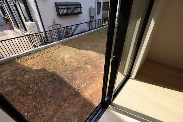 《仲介手数料無料》南区大字太田窪2917-5(2号棟)新築一戸建てクレイドルガーデンの庭|撮影日 2025年8月24日 14:00 晴れ