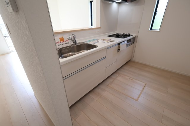 《仲介手数料無料》南区大字太田窪2917-5(2号棟)新築一戸建てクレイドルガーデンのキッチン|撮影日 2025年8月24日 14:00 晴れ