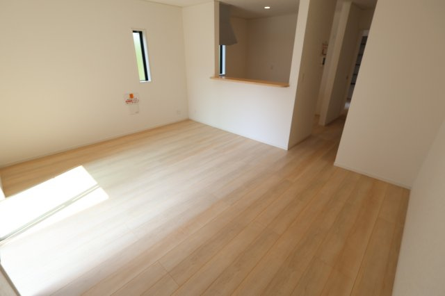 《仲介手数料無料》南区大字太田窪2917-5(2号棟)新築一戸建てクレイドルガーデンの居間・リビング|撮影日 2025年8月24日 14:00 晴れ