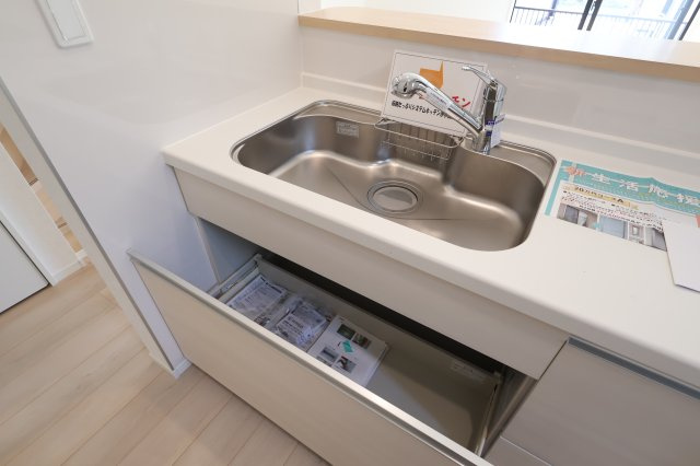 《仲介手数料無料》南区大字太田窪2917-5(2号棟)新築一戸建てクレイドルガーデンのキッチン|撮影日 2025年8月24日 14:00 晴れ