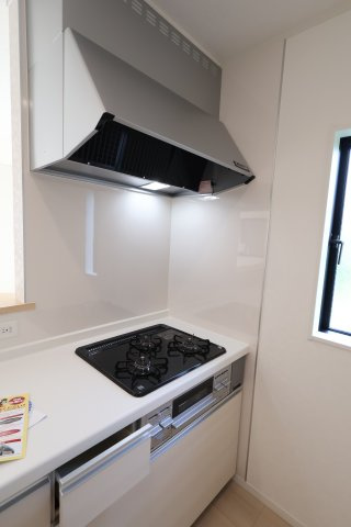 《仲介手数料無料》南区大字太田窪2917-5(2号棟)新築一戸建てクレイドルガーデンのキッチン|撮影日 2025年8月24日 14:00 晴れ