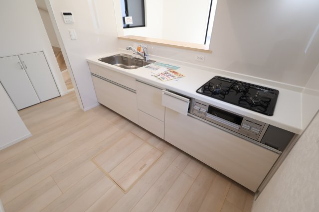 《仲介手数料無料》南区大字太田窪2917-5(2号棟)新築一戸建てクレイドルガーデンのキッチン|撮影日 2025年8月24日 14:00 晴れ