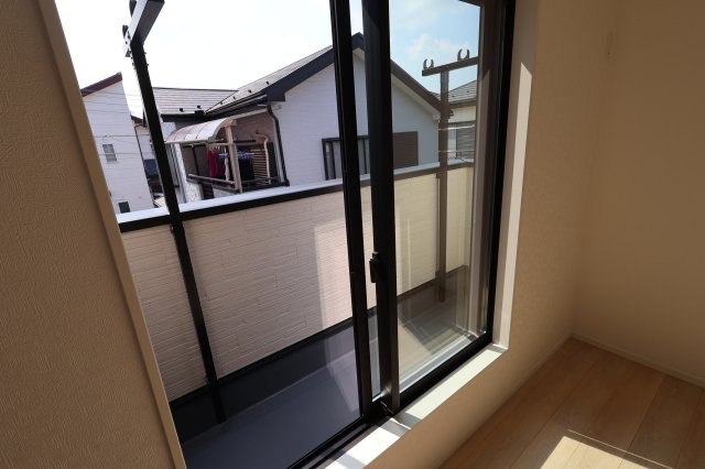 《仲介手数料無料》南区大字太田窪2917-5(2号棟)新築一戸建てクレイドルガーデンのバルコニー|撮影日 2025年8月24日 14:00 晴れ