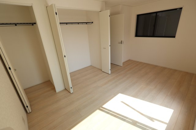 《仲介手数料無料》南区大字太田窪2917-5(2号棟)新築一戸建てクレイドルガーデンの洋室|撮影日 2025年8月24日 14:00 晴れ