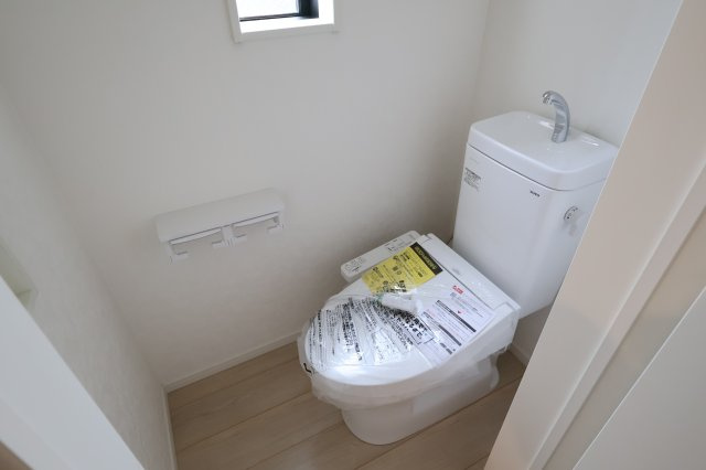 《仲介手数料無料》南区大字太田窪2917-5(2号棟)新築一戸建てクレイドルガーデンのトイレ|撮影日 2025年8月24日 14:00 晴れ