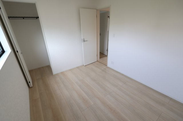 《仲介手数料無料》南区大字太田窪2917-5(2号棟)新築一戸建てクレイドルガーデンの洋室|撮影日 2025年8月24日 14:00 晴れ