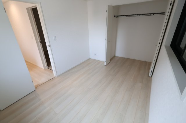 《仲介手数料無料》南区大字太田窪2917-5(2号棟)新築一戸建てクレイドルガーデンの洋室|撮影日 2025年8月24日 14:00 晴れ