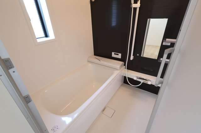 《仲介手数料無料》南区大字太田窪2917-5(2号棟)新築一戸建てクレイドルガーデンの浴室|撮影日 2025年8月24日 14:00 晴れ
