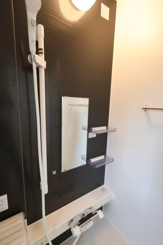 《仲介手数料無料》南区大字太田窪2917-5(2号棟)新築一戸建てクレイドルガーデンの浴室|撮影日 2025年8月24日 14:00 晴れ