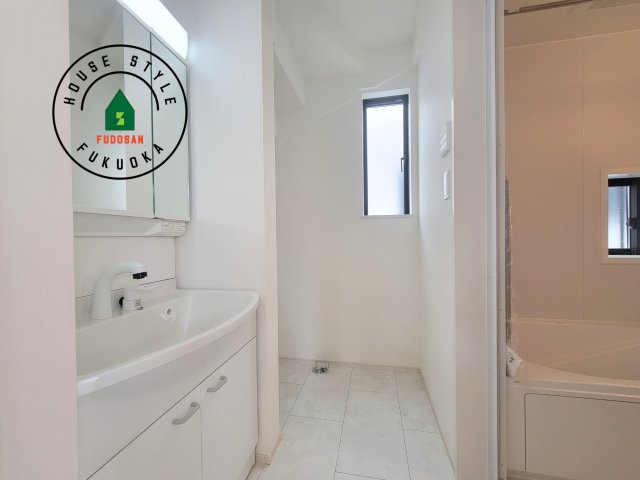 福岡市東区三苫6丁目第1-2棟（1号棟）の脱衣所|ゆとりの洗面スペースで朝の身支度もスムーズに。暮らしを快適に変えるシャワー付洗面台です！