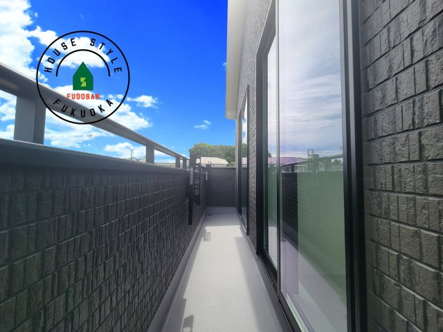 福岡市東区三苫6丁目第1-2棟（1号棟）のバルコニー|風をしっかりと感じられるバルコニーでは、毎日が洗濯日和です。広々としているので洗濯も楽しくなるでしょうし、気分転換にバルコニーからの眺めを楽しむのもいいでしょう。