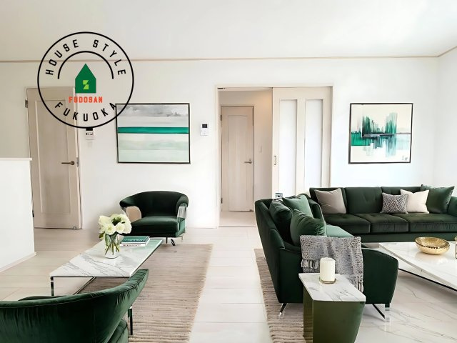 福岡市東区三苫6丁目第1-2棟（1号棟）の居間・リビング|明るく開放的なリビングダイニングは豊かな陽光が注ぎ込み、やすらぎの空間を演出してくれます。ご家族で楽しいひとときをお過ごし下さい。※家具はCGを合成したものです。