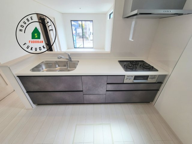 福岡市東区三苫6丁目第1-2棟（1号棟）のキッチン|ご家族を近くに感じられる対面キッチンのLDK。会話もはずみそうですね。