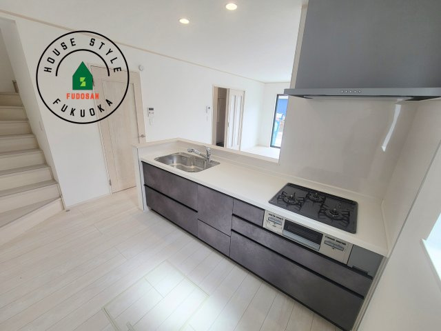 福岡市東区三苫6丁目第1-2棟（1号棟）のキッチン|ダイニングテーブルへの配膳がラクラク、お料理はかどるカウンター付きシステムキッチン！